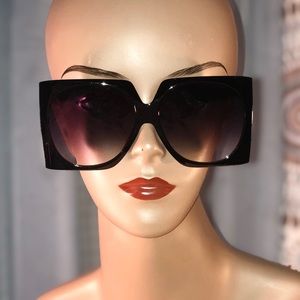 Women’s oversized sunglasses